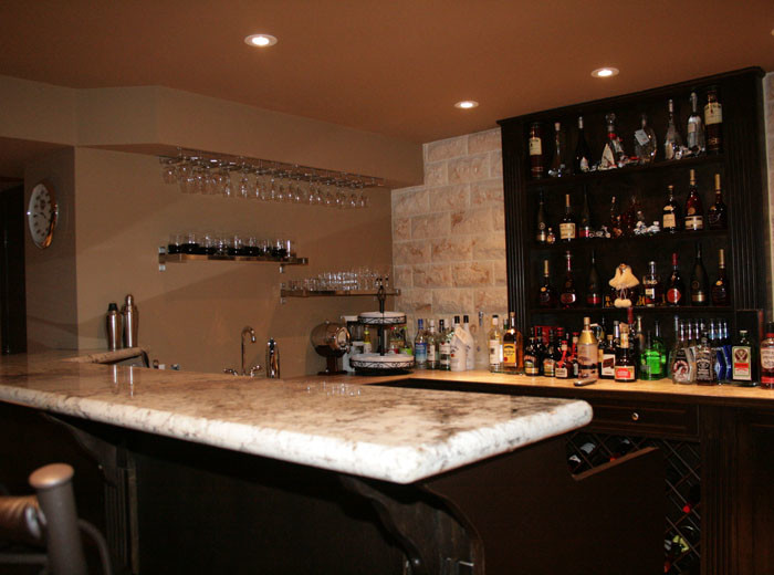 Basement bar with granite top Basement Toronto by Harlequin Homes