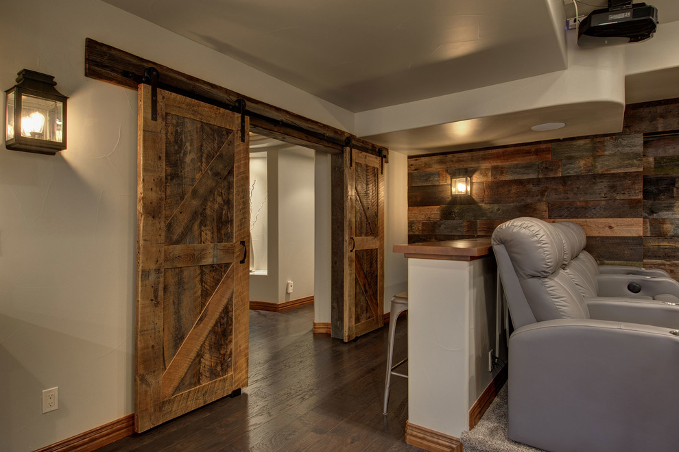 Idéer för stora vintage källare utan ingång, med grå väggar, mörkt trägolv och brunt golv