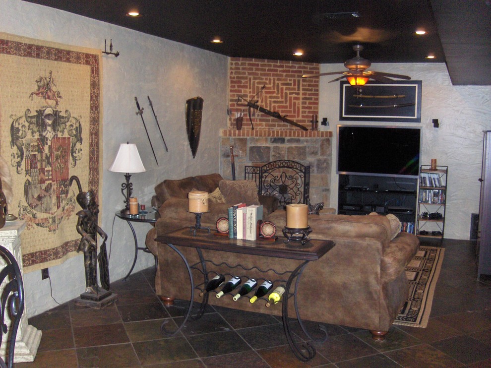Inredning av en klassisk mellanstor källare ovan mark, med beige väggar, skiffergolv, en öppen hörnspis, en spiselkrans i sten och brunt golv