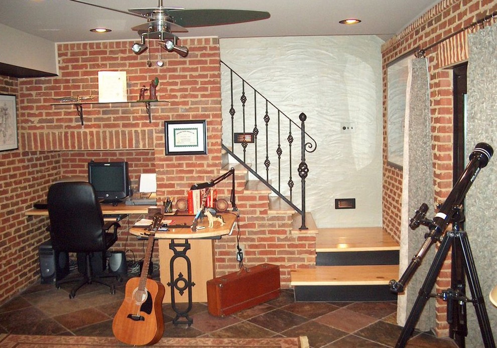 Esempio di una taverna classica di medie dimensioni con sbocco, pareti rosse, pavimento in ardesia, nessun camino e pavimento marrone