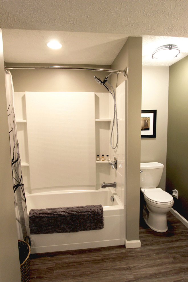 Imagen de cuarto de baño tradicional renovado de tamaño medio con paredes verdes, suelo laminado y suelo marrón