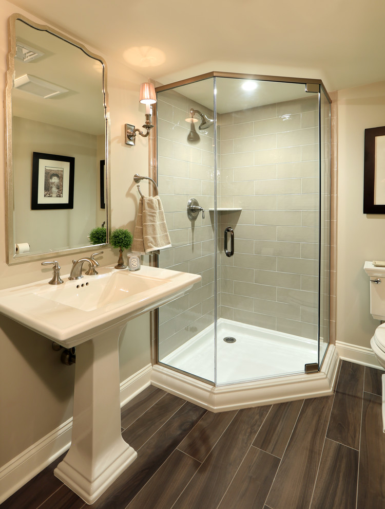 Immagine di una grande stanza da bagno chic con pareti beige e pavimento con piastrelle in ceramica