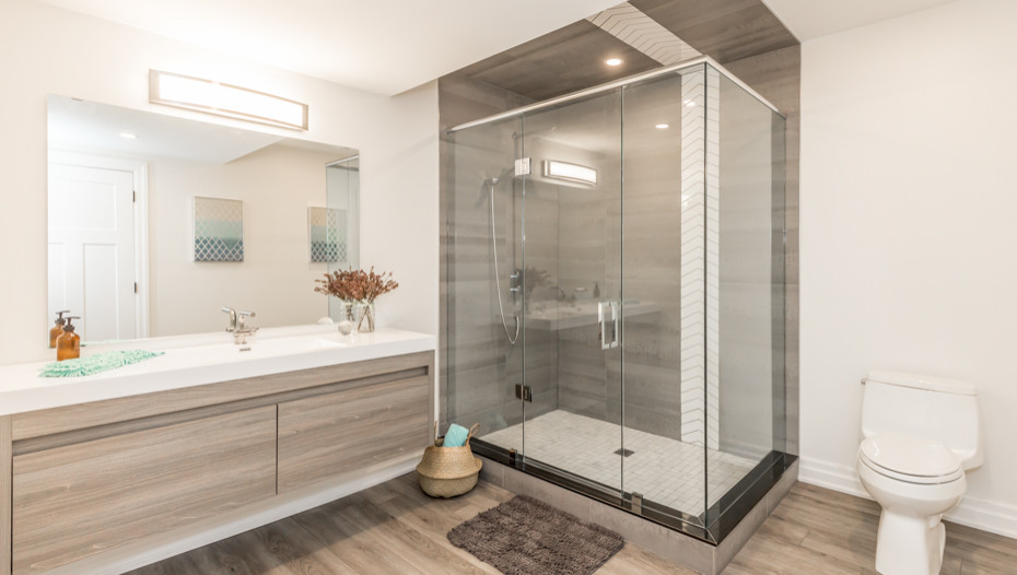 Источник вдохновения для домашнего уюта: ванная комната среднего размера в стиле неоклассика (современная классика) с полом из ламината, разноцветным полом и белыми стенами