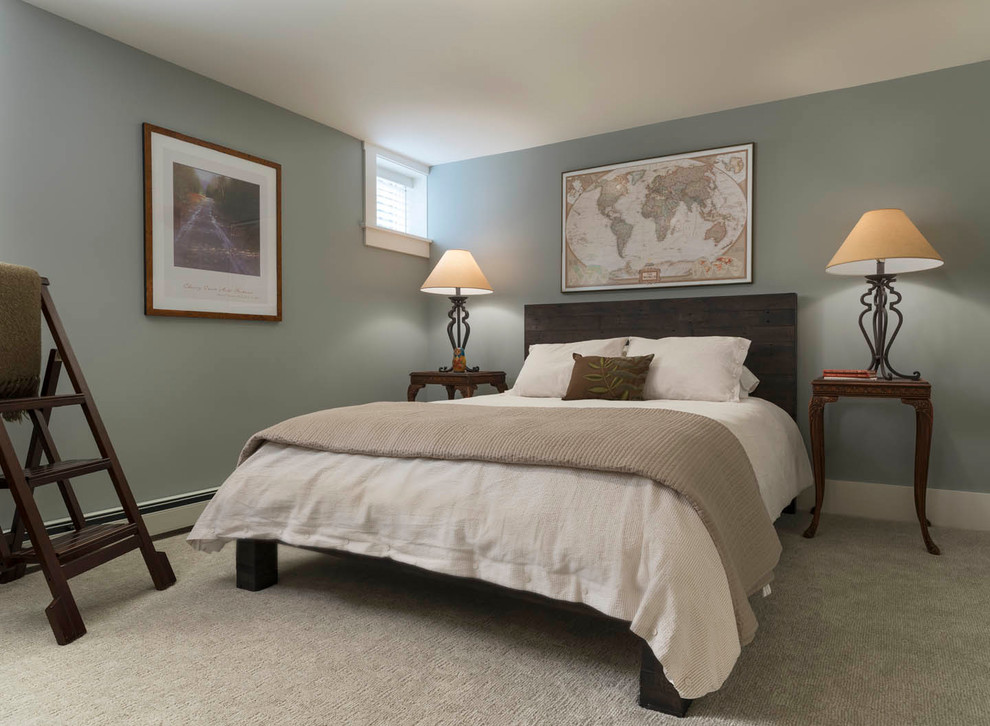 Idée de décoration pour une chambre avec moquette craftsman de taille moyenne avec un mur bleu et un sol beige.