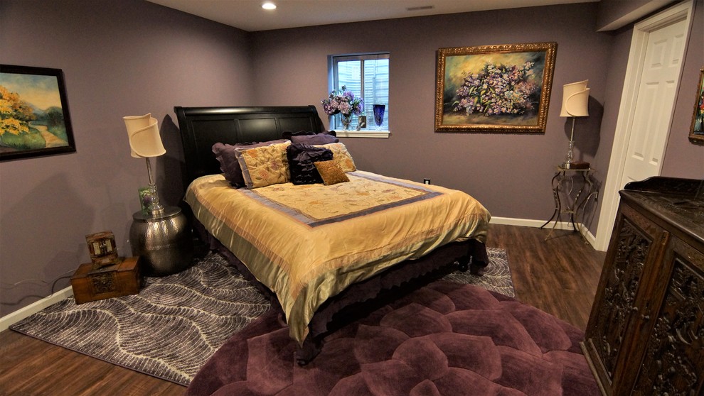Imagen de sótano con ventanas bohemio de tamaño medio con paredes púrpuras y suelo vinílico