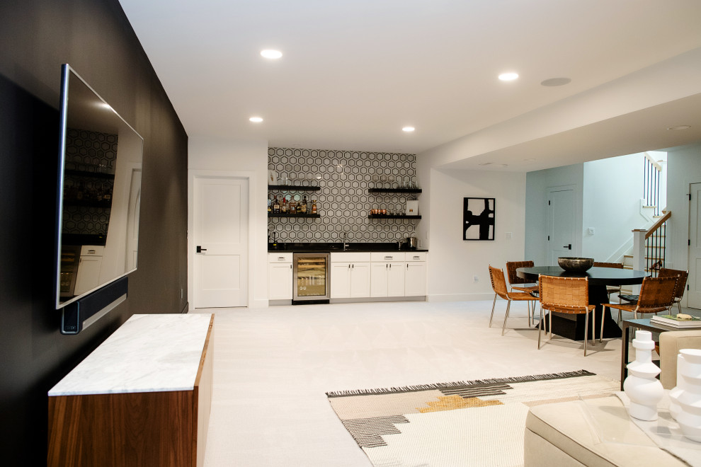 Modernes Untergeschoss mit schwarzer Wandfarbe, Teppichboden und grauem Boden in Cincinnati
