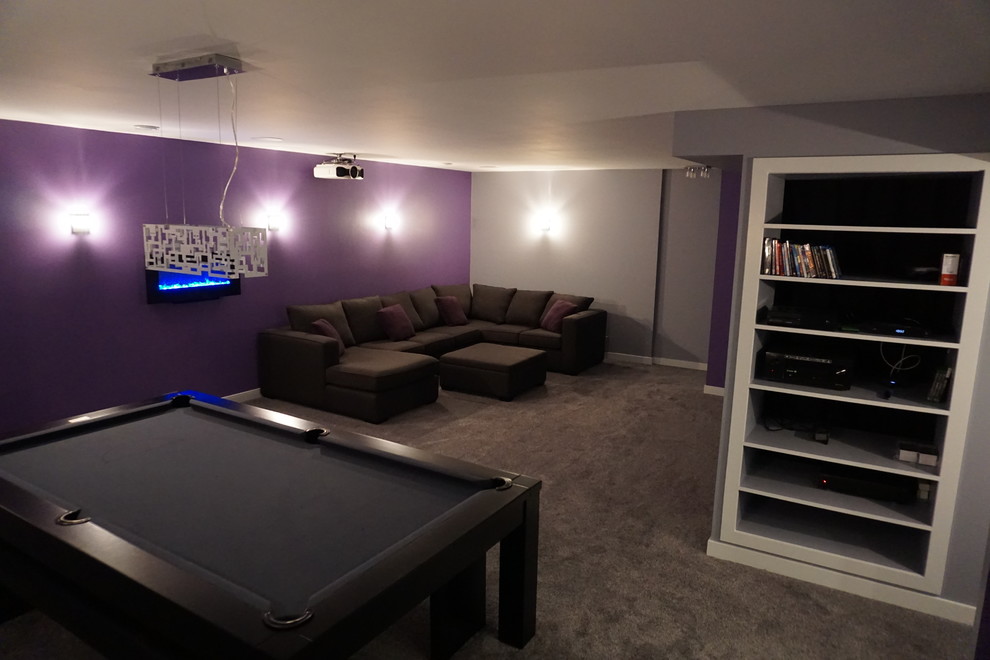 Ejemplo de sótano moderno grande con paredes púrpuras y moqueta