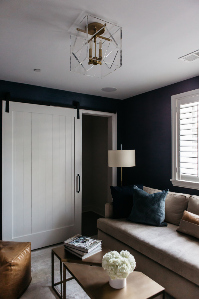 Foto de sótano con ventanas clásico renovado pequeño con paredes azules, suelo de madera en tonos medios, suelo marrón y papel pintado
