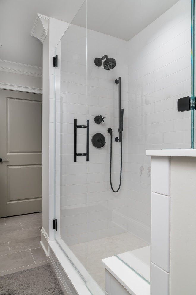 Стильный дизайн: большая ванная комната в морском стиле с серыми стенами, полом из винила, бежевым полом, балками на потолке и стенами из вагонки - последний тренд