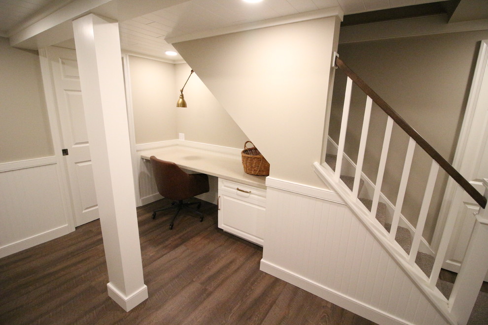 Kleines Klassisches Untergeschoss ohne Kamin mit beiger Wandfarbe, Korkboden und braunem Boden in Sonstige