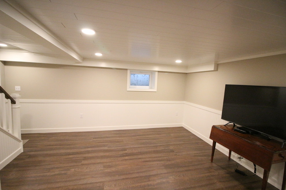 Exempel på en liten klassisk källare utan fönster, med beige väggar, korkgolv och brunt golv