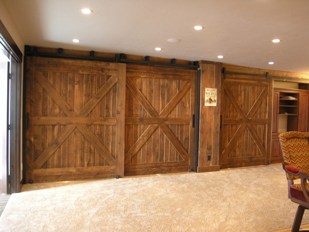 Cette image montre un sous-sol traditionnel de taille moyenne avec un mur marron, moquette et un sol beige.