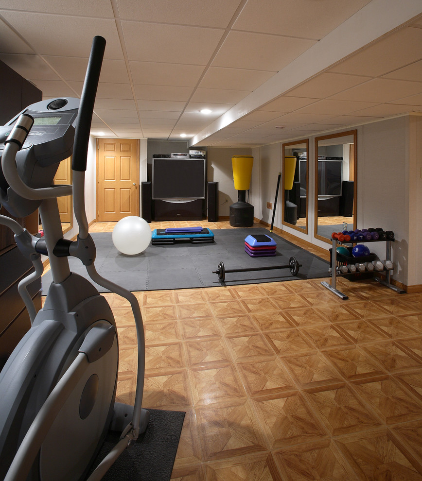 Kleiner Moderner Fitnessraum mit grauer Wandfarbe und Laminat in Boston