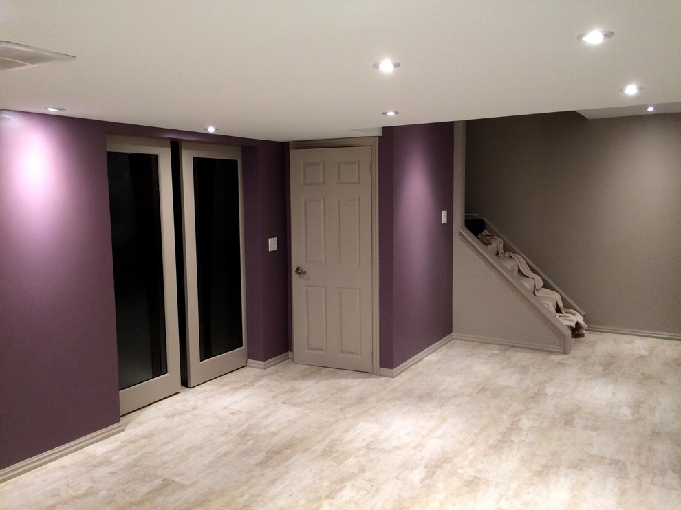 Réalisation d'un grand sous-sol tradition enterré avec un mur violet et un sol en vinyl.
