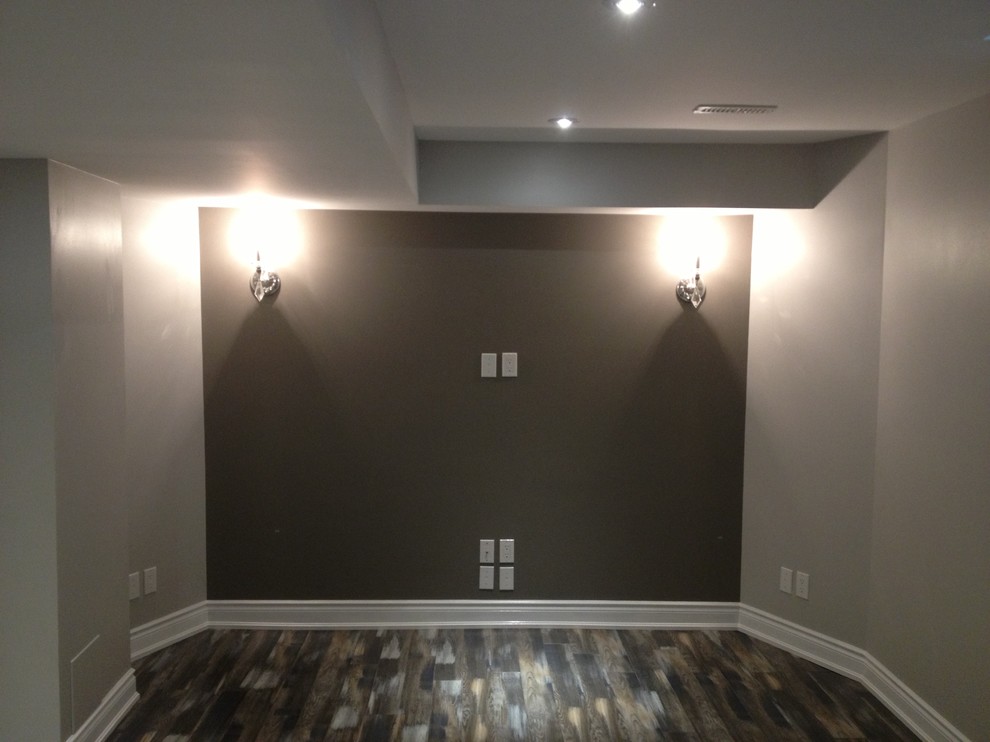 Idée de décoration pour un sous-sol minimaliste donnant sur l'extérieur et de taille moyenne avec un mur beige, un sol en bois brun et aucune cheminée.
