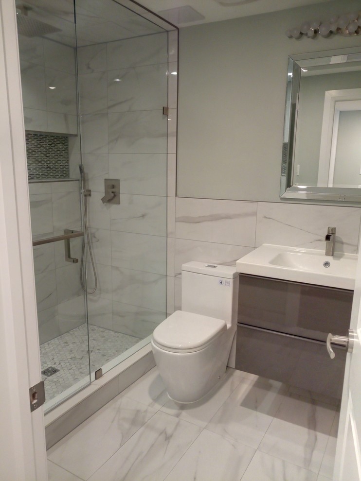 На фото: большая ванная комната в стиле модернизм с зелеными стенами, полом из ламината и серым полом с