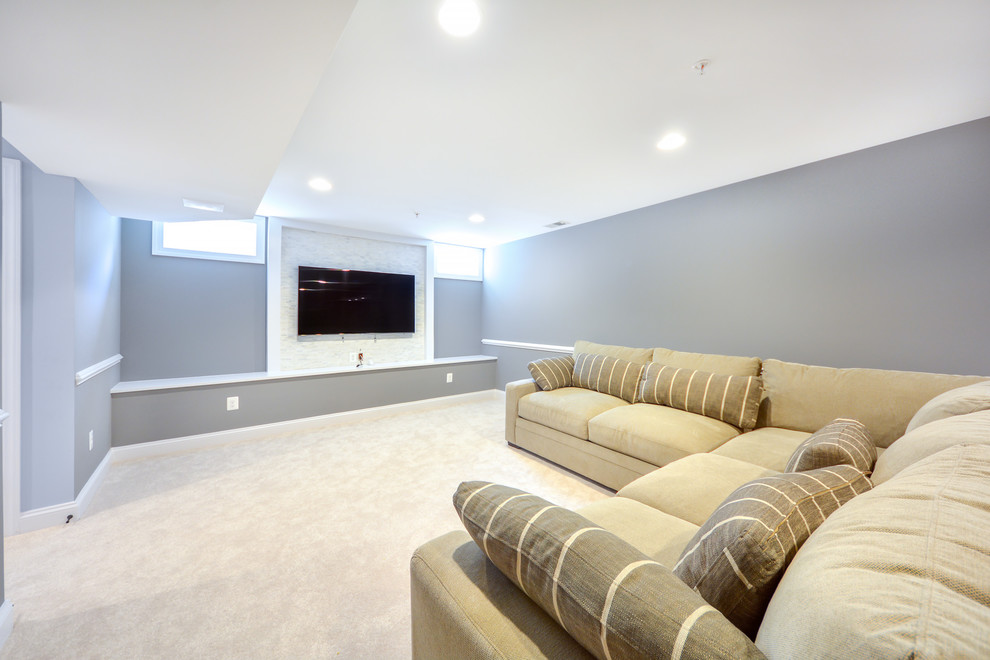 Cette photo montre une salle de séjour chic de taille moyenne et ouverte avec un mur gris, moquette, un téléviseur fixé au mur, un sol beige, aucune cheminée et éclairage.