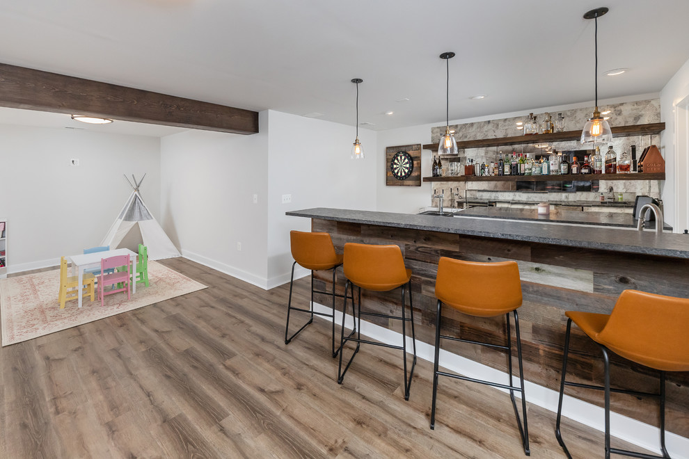 Foto di una taverna minimal seminterrata di medie dimensioni con pareti grigie e pavimento marrone