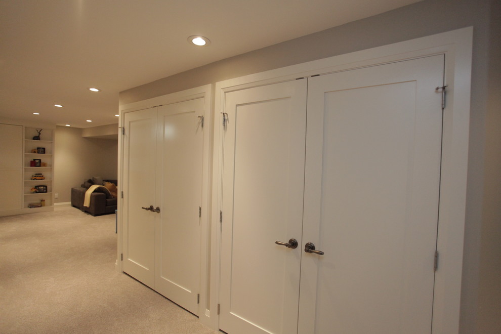 Idéer för en mellanstor modern källare utan ingång, med grå väggar och heltäckningsmatta