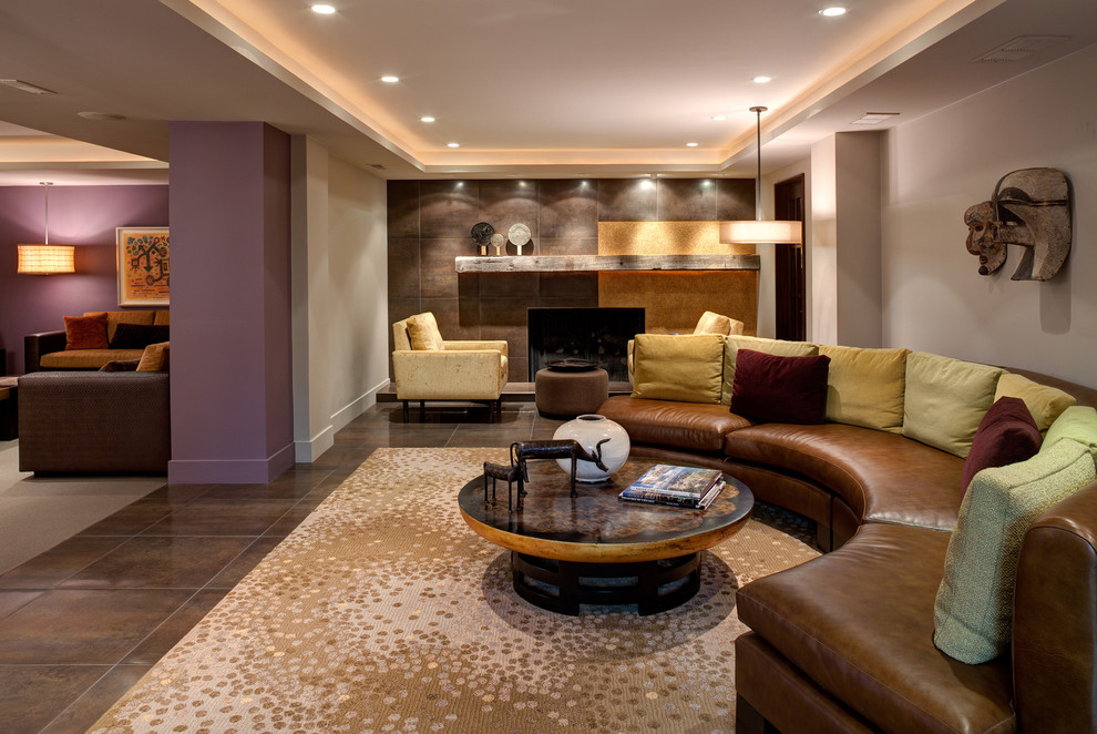 Cette image montre un salon design avec un mur gris, une cheminée standard, un manteau de cheminée en carrelage et un sol en carrelage de céramique.