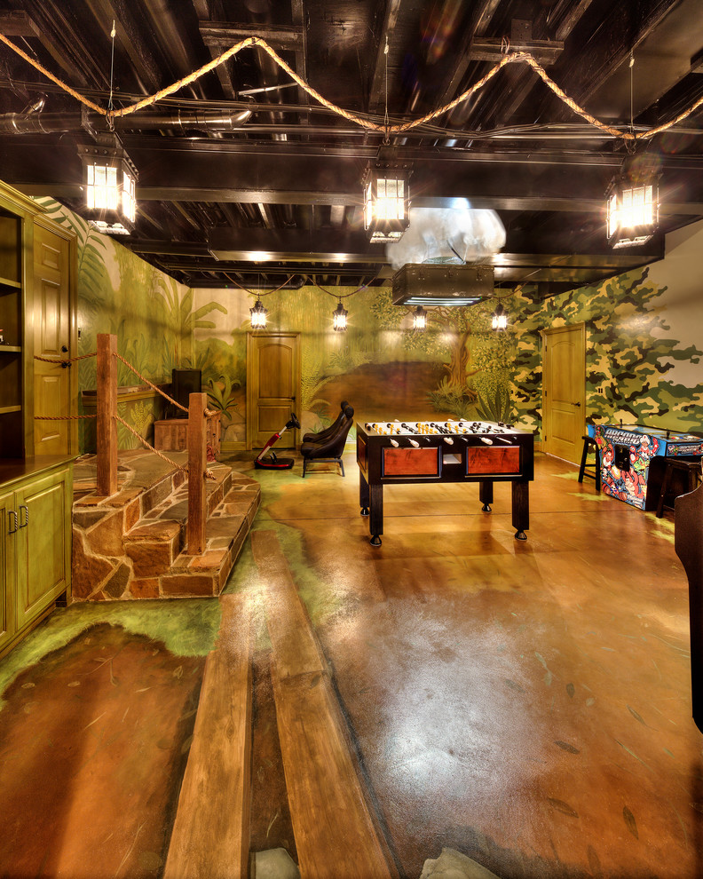 Immagine di una grande taverna con sbocco, pareti verdi e pavimento in cemento