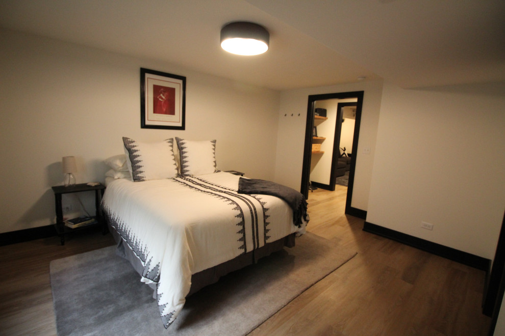Exempel på ett mellanstort shabby chic-inspirerat sovrum, med vita väggar och flerfärgat golv