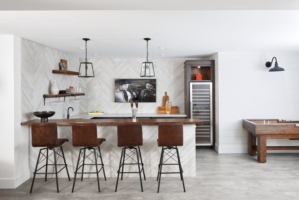 Moderne Hausbar mit Porzellan-Bodenfliesen in New York
