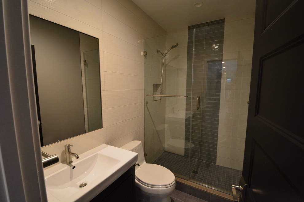 На фото: огромная ванная комната в стиле неоклассика (современная классика) с бежевыми стенами и темным паркетным полом с