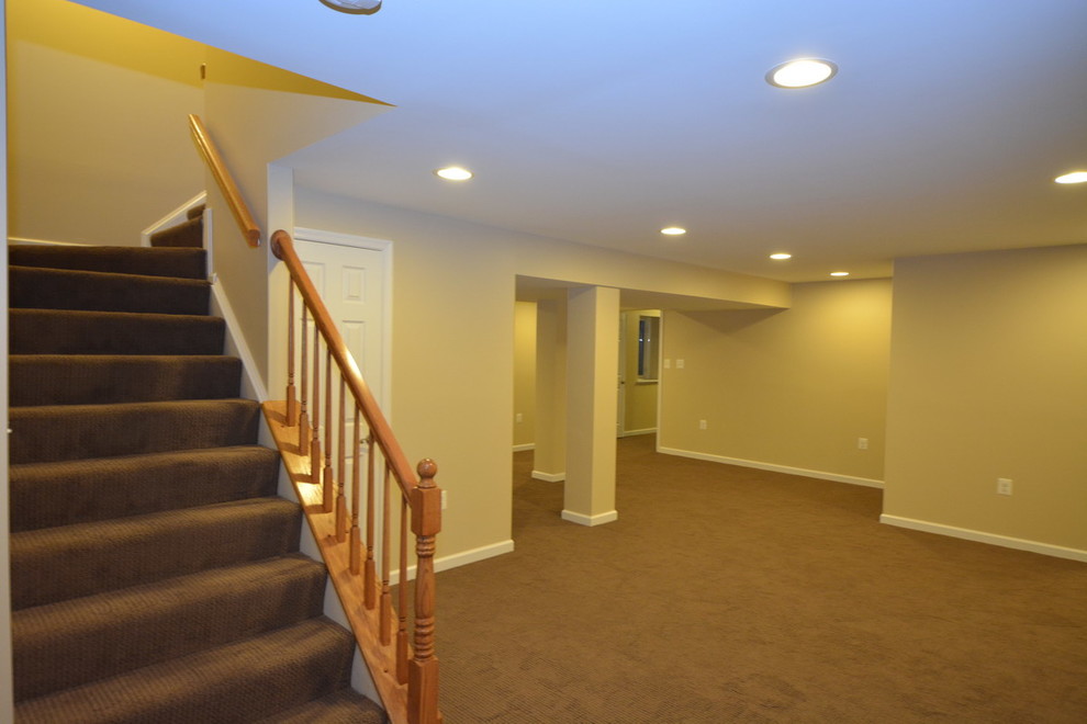 Idéer för att renovera en stor vintage källare ovan mark, med gula väggar, heltäckningsmatta och brunt golv