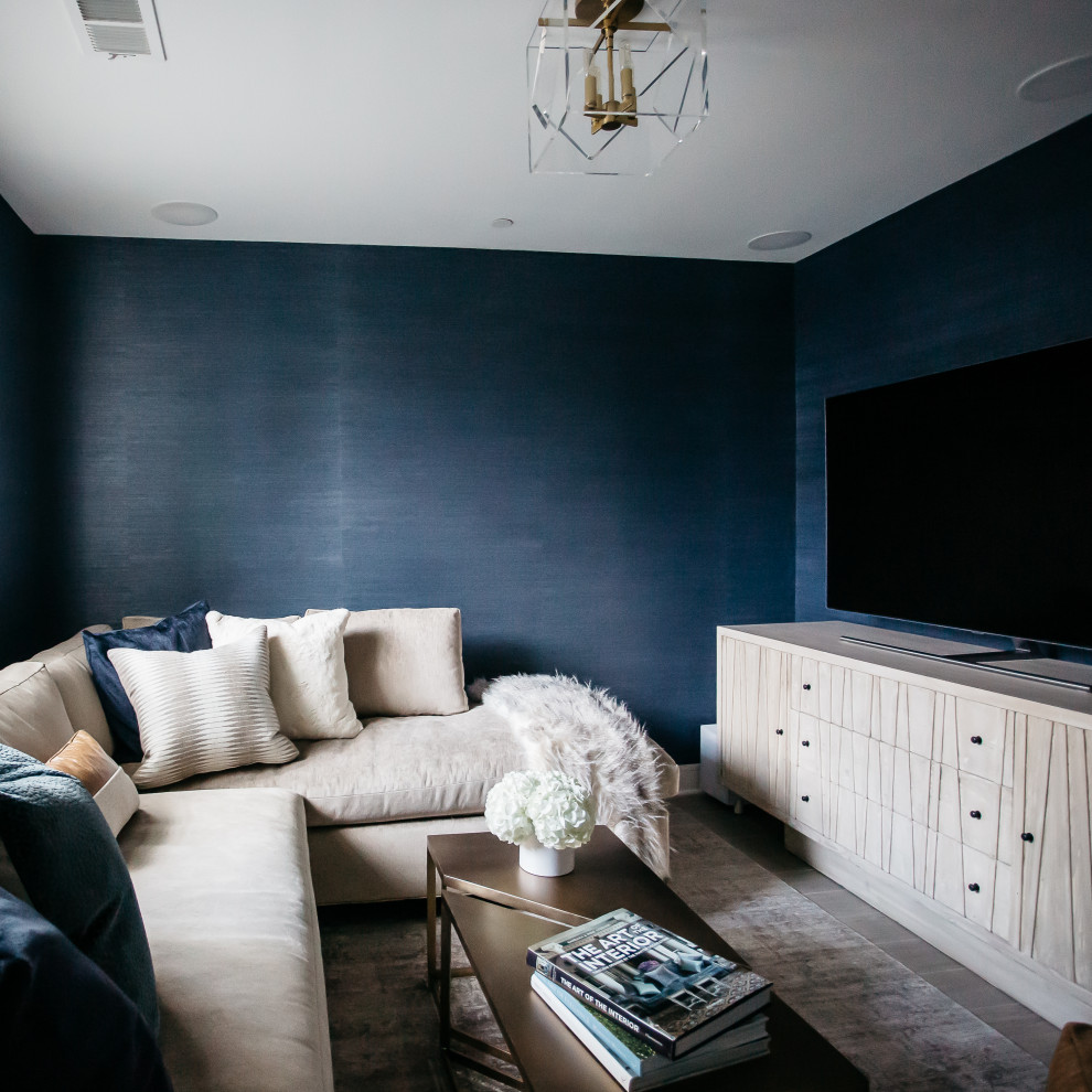 Идея дизайна: маленькая гостиная комната в стиле неоклассика (современная классика) с синими стенами, паркетным полом среднего тона, коричневым полом и обоями на стенах для на участке и в саду
