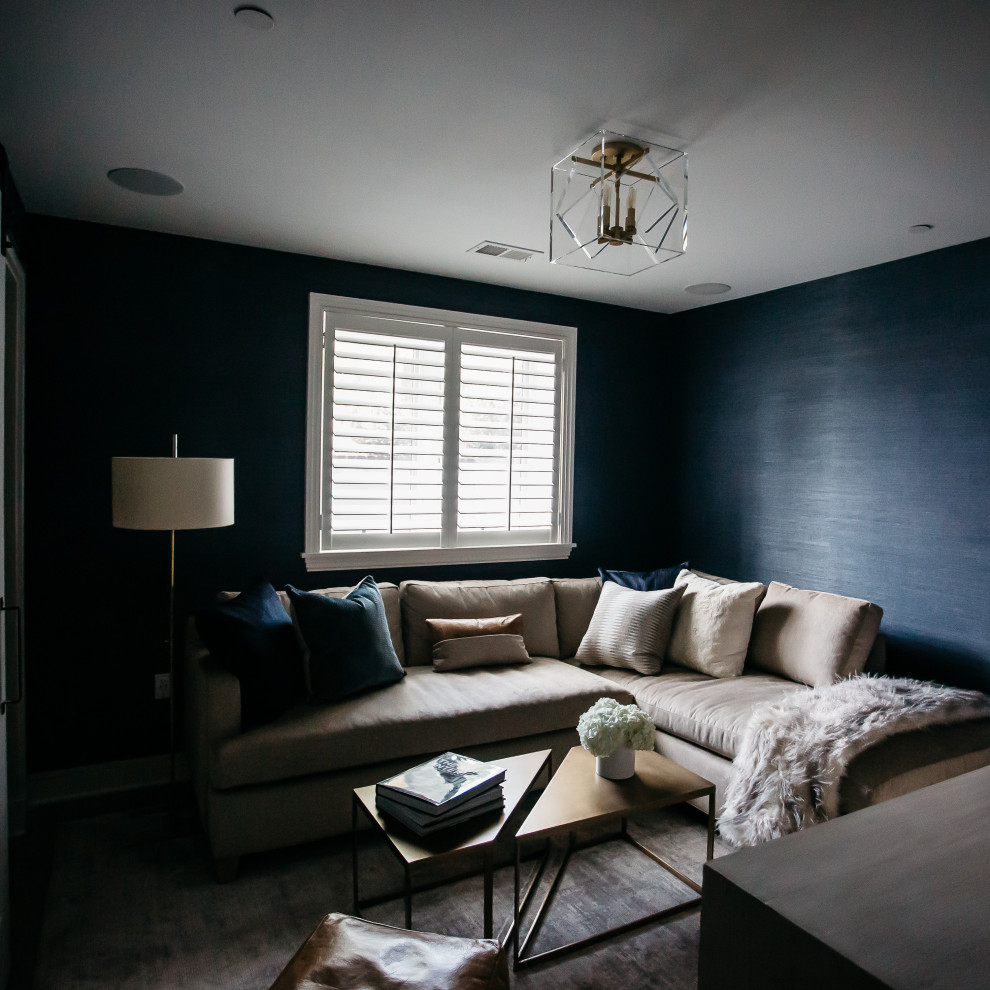 Idée de décoration pour un petit sous-sol tradition semi-enterré avec salle de cinéma, un mur bleu, un sol en bois brun, un sol marron et du papier peint.