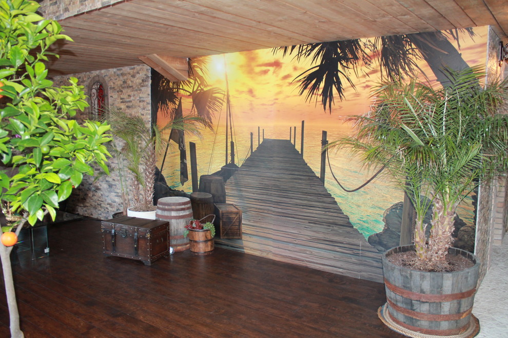 トロントにあるラグジュアリーな広い地中海スタイルのおしゃれな地下室 (半地下 (ドアあり)、ベージュの壁、濃色無垢フローリング) の写真