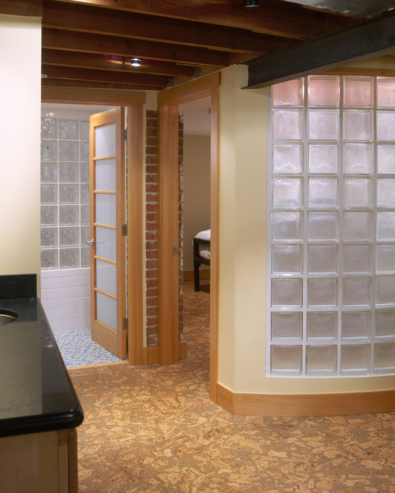 Kleines Modernes Untergeschoss mit Korkboden in Denver
