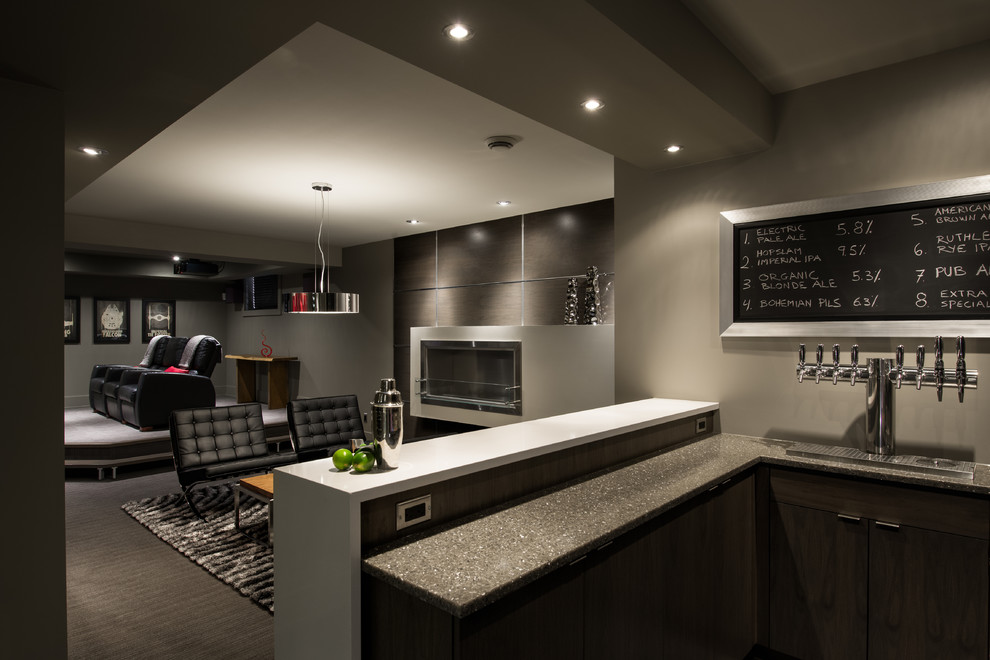 Inspiration för en funkis källare, med grå väggar, heltäckningsmatta, en bred öppen spis, grått golv och en spiselkrans i metall