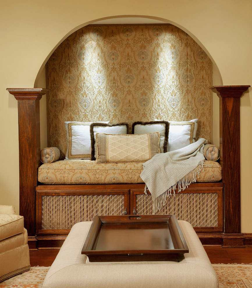 Пример оригинального дизайна: парадная, изолированная гостиная комната среднего размера в средиземноморском стиле с бежевыми стенами, коричневым полом и темным паркетным полом без камина