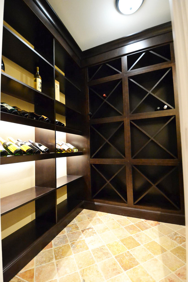 Exempel på en stor modern vinkällare, med vinylgolv och brunt golv