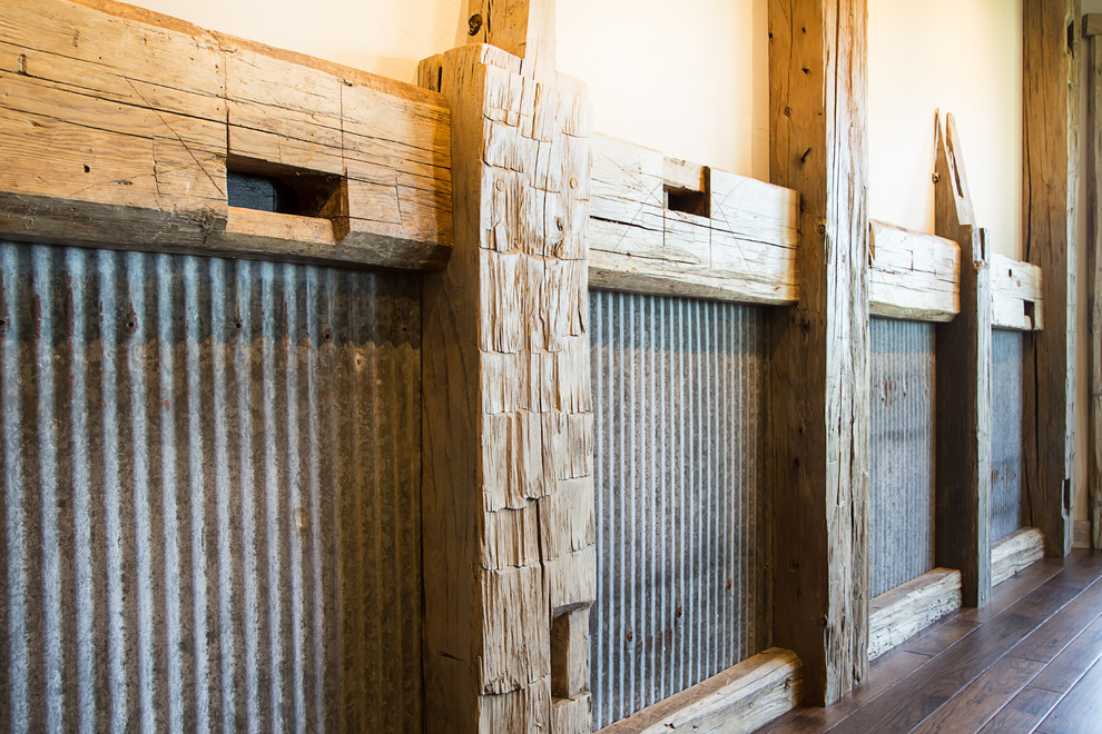 Modelo de sótano con puerta rural grande con paredes blancas, suelo de madera oscura y todas las chimeneas
