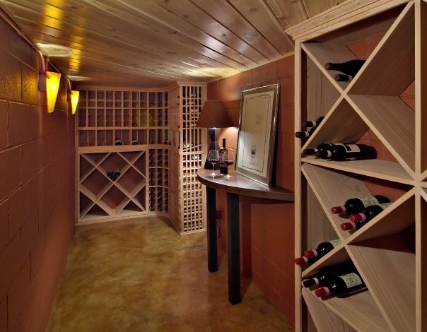Réalisation d'une petite cave à vin design avec sol en béton ciré.