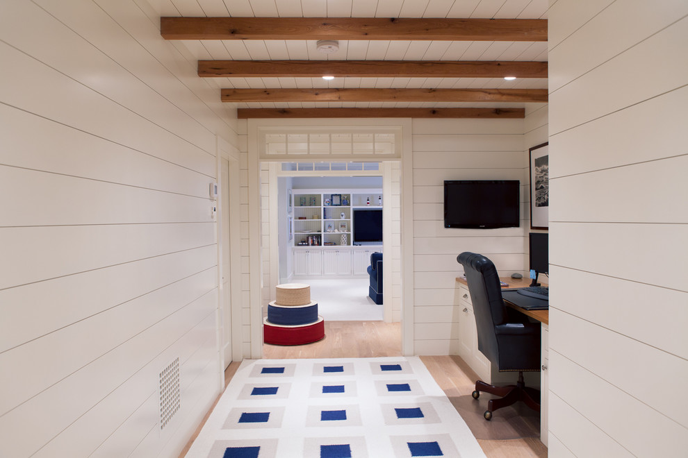 Großes Maritimes Arbeitszimmer ohne Kamin mit weißer Wandfarbe und braunem Holzboden in Boston