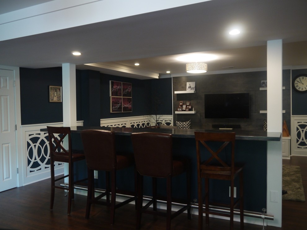 Idées déco pour un très grand sous-sol classique avec un bar de salon, un mur bleu et parquet foncé.