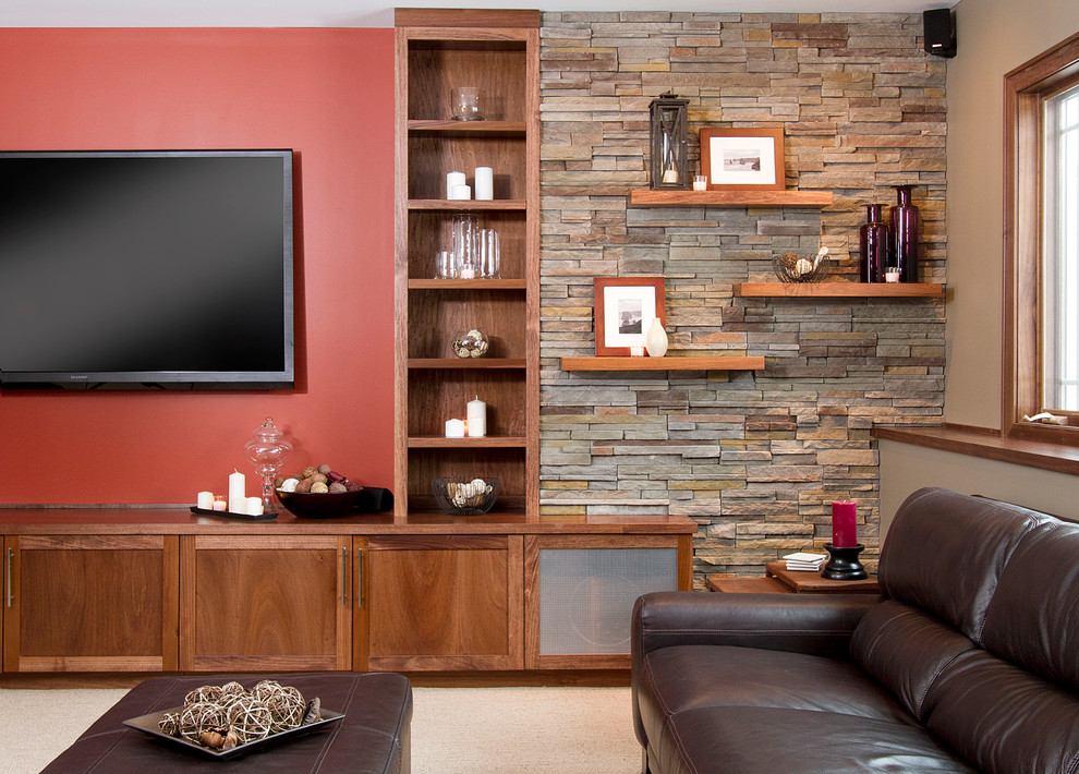 На фото: гостиная комната в стиле кантри с красными стенами и ковровым покрытием с