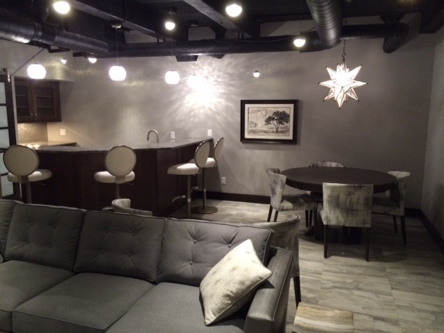 Immagine di una piccola taverna minimal interrata con pareti grigie e pavimento in gres porcellanato