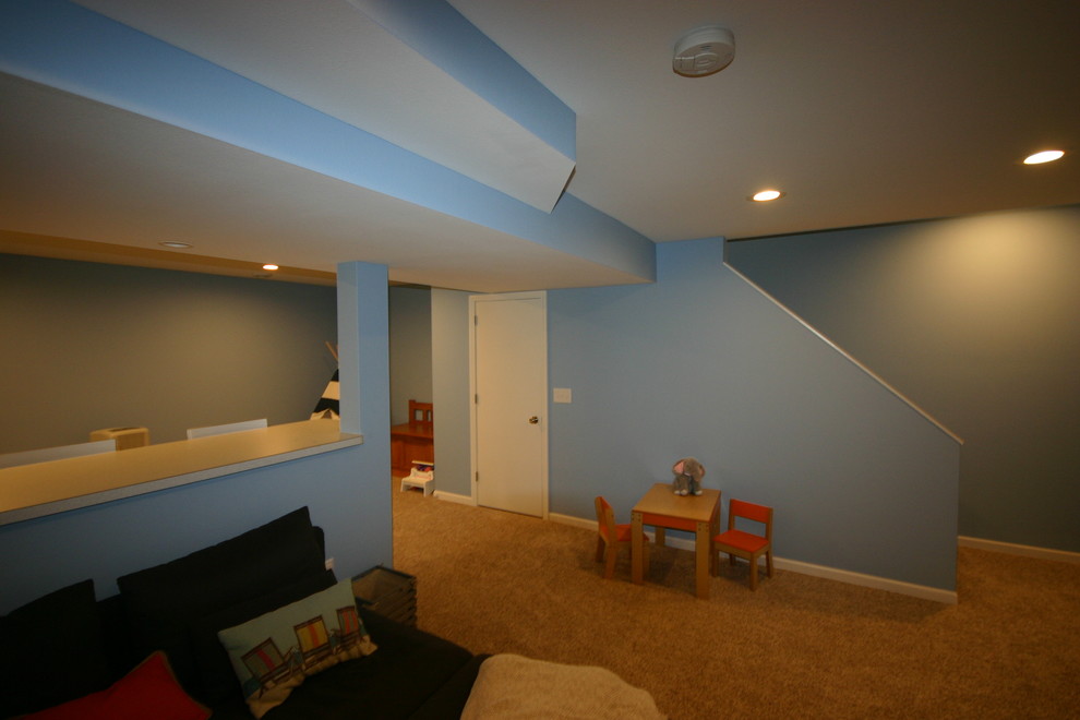 Example of a mid-sized classic underground carpeted basement design in Milwaukee with blue walls
