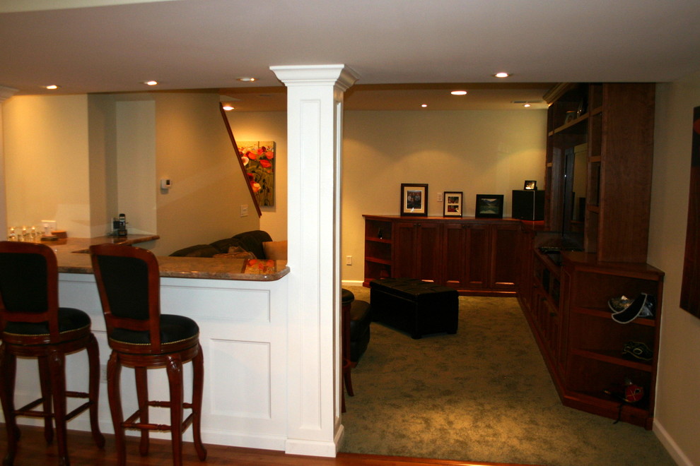 Modelo de sótano en el subsuelo clásico de tamaño medio sin chimenea con paredes beige y suelo de madera oscura