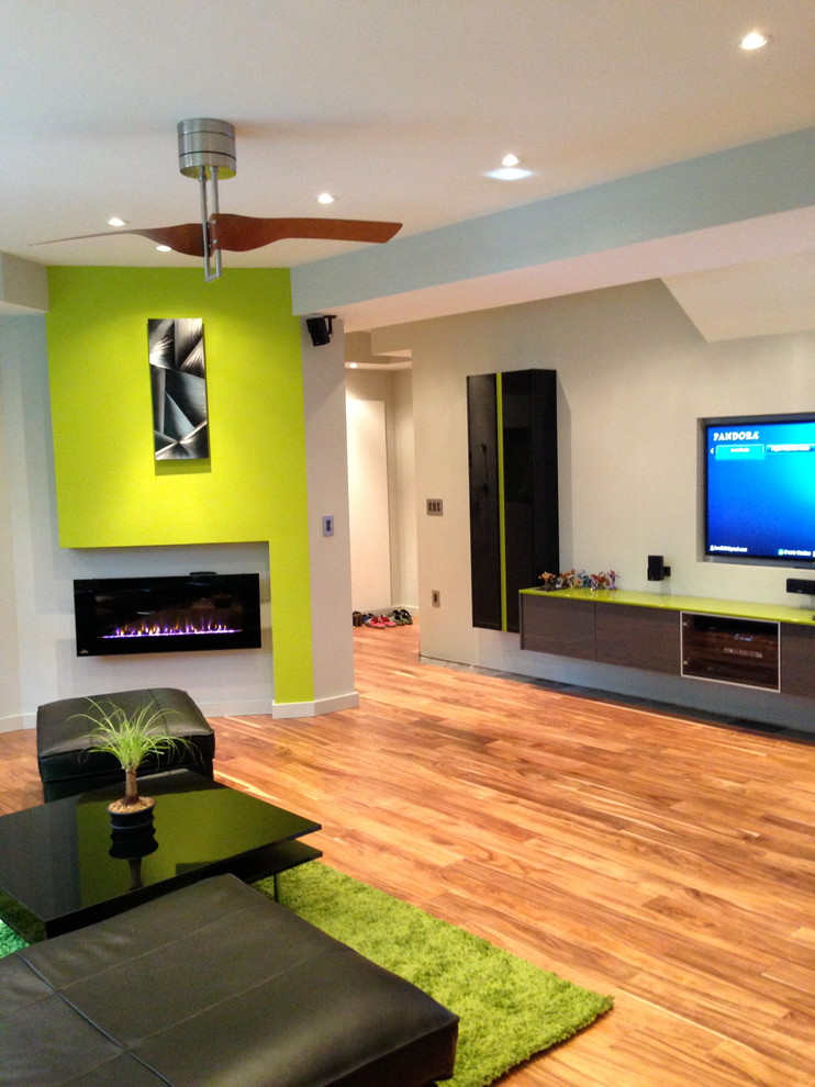 Свежая идея для дизайна: гостиная комната в современном стиле с зелеными стенами, паркетным полом среднего тона, горизонтальным камином и желтым полом - отличное фото интерьера