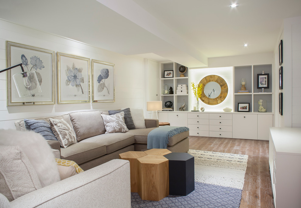 Exemple d'une salle de séjour chic de taille moyenne avec un mur blanc, un sol en bois brun et aucune cheminée.