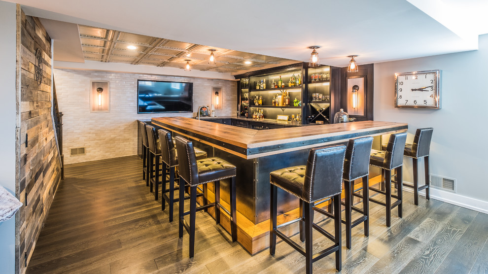 Cette image montre un bar de salon traditionnel avec parquet foncé et un sol marron.