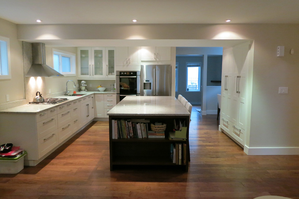 Свежая идея для дизайна: кухня среднего размера в стиле модернизм с паркетным полом среднего тона и коричневым полом - отличное фото интерьера