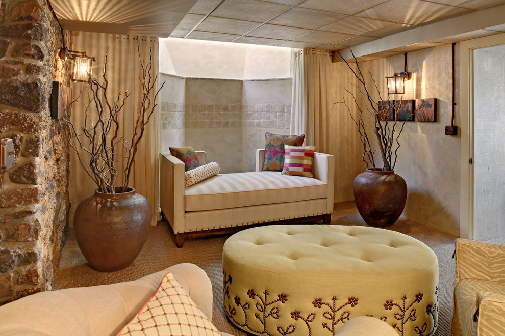 Diseño de sala de estar clásica renovada de tamaño medio sin chimenea con paredes beige, suelo de baldosas de cerámica y suelo beige