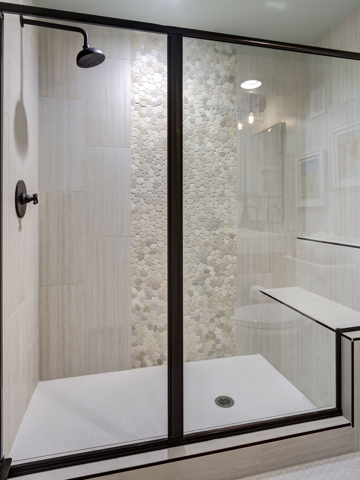 Cette image montre une salle de bain traditionnelle de taille moyenne avec un mur gris, un sol en vinyl et un sol marron.